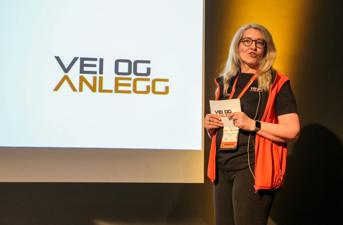 – Framtida, det er dere det!, sa Tone Lindberg Grøstad, direktør MGF, til de mange hundre skoleelvene i salen. (Foto: Runar F. Daler)