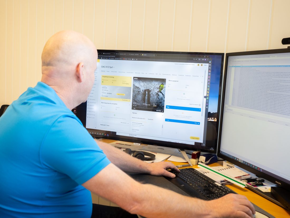 På kontoret har Rolf Anders har full oversikt over prosjektets fremgang med SmartDok og ProAdm oppe på skjermene.