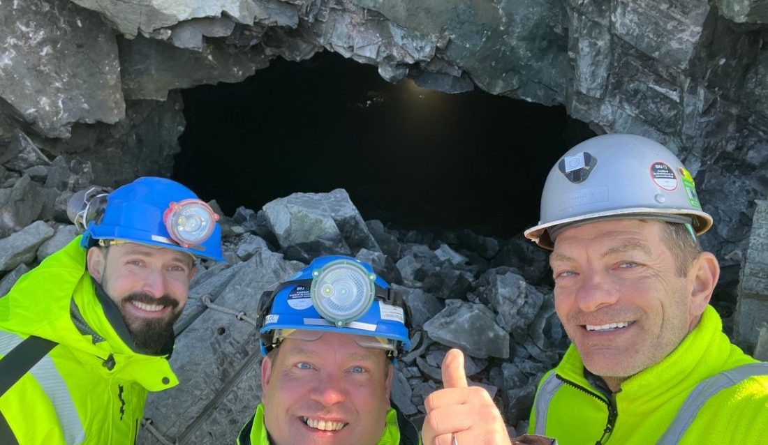 Fornøyde arbeidere ved gjennomslaget i det nordre løpet. Da er det på sin plass med en selfie! Fra venstre: Kristoffer Brekke (LNS), Kuno Jolanki (LNS) og Flaviano Solesin (Sotra Link Construction). (Foto: Statens vegvesen)