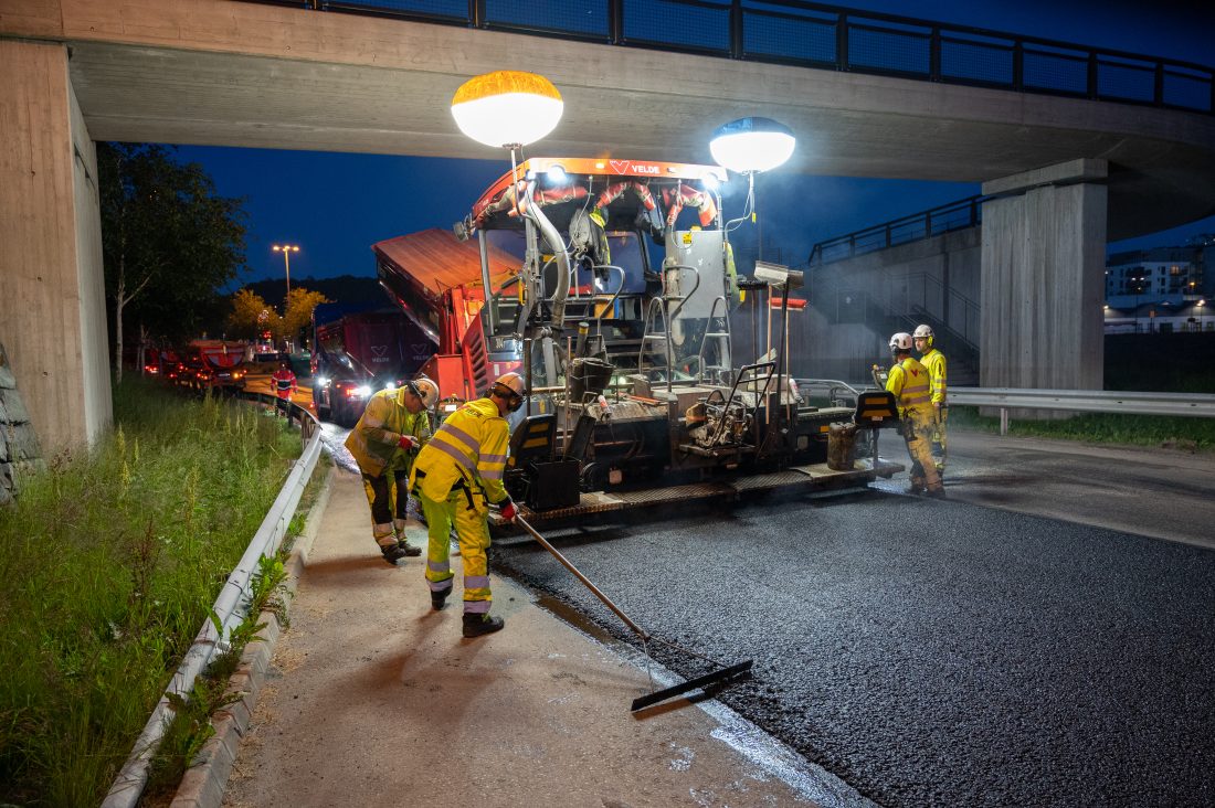 Så snart telen er ute av bakken kan årets asfaltsesong starte. I år planlegger Statens vegvesen å legge asfalt til en verdi av ca. 1100 millioner kroner på landets riks- og europaveier. (Foto: Bård Asle Nordbø/Statens vegvesen)