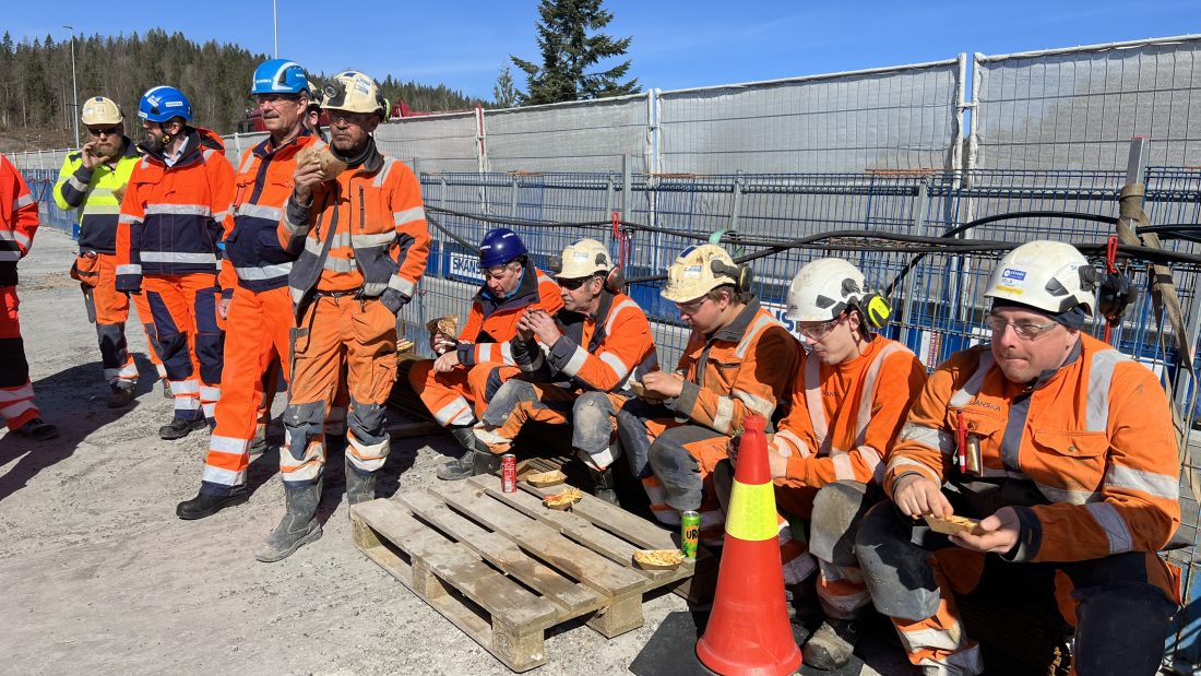 Cirka 40 ansatte fra Statens vegvesen og Skanska feiret siste støp med lunsj på broa. (Foto: Linda Grønstad/Statens vegvesen)
