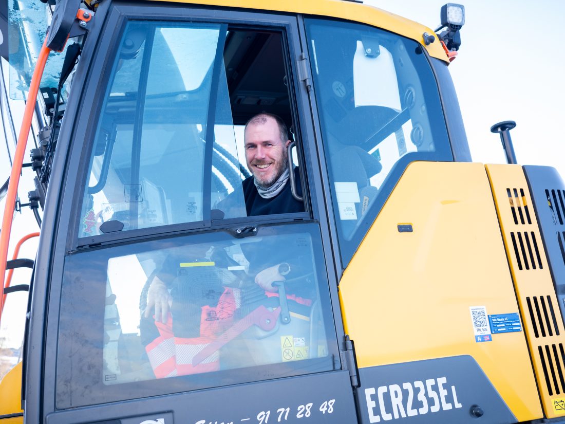 TIPP-TOPP MED VOLVO OG DIGITALT HJELPEMIDDEL:– Det er enkelt å registrere timer, HMS og annen dokumentasjon i appen, noe som resulterer i at jeg bruker mer tid på å grave med Volvoen enn å dokumentere. Det liker jeg, sier Maskinfører Stian Gudbrandsen.