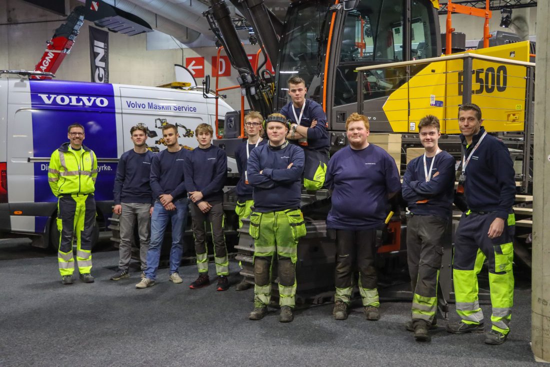 Åtte lærlinger fra Volvo Maskin Service (VMS) er med på å rigge Volvo-standen på Vei og Anlegg 2024. Fra venstre: Frode Andersen, produktsjef, Alexander Josefsen (VMS Kristiansand), Sveinung Engenes (VMS Kristiansand), Varg Kleveland (VMS Sandefjord), Olav Måge (VMS Stavanger), Oliver Røsten (VMS Namsos), Magnus Brandt (Volvo Maskin, Mastemyr), Knut Halvard Kleivan (VMS Drammen), Sander Tverbak (VMS Bodø) og Stian Brække, produktsjef. (Foto: Njål Hagen)