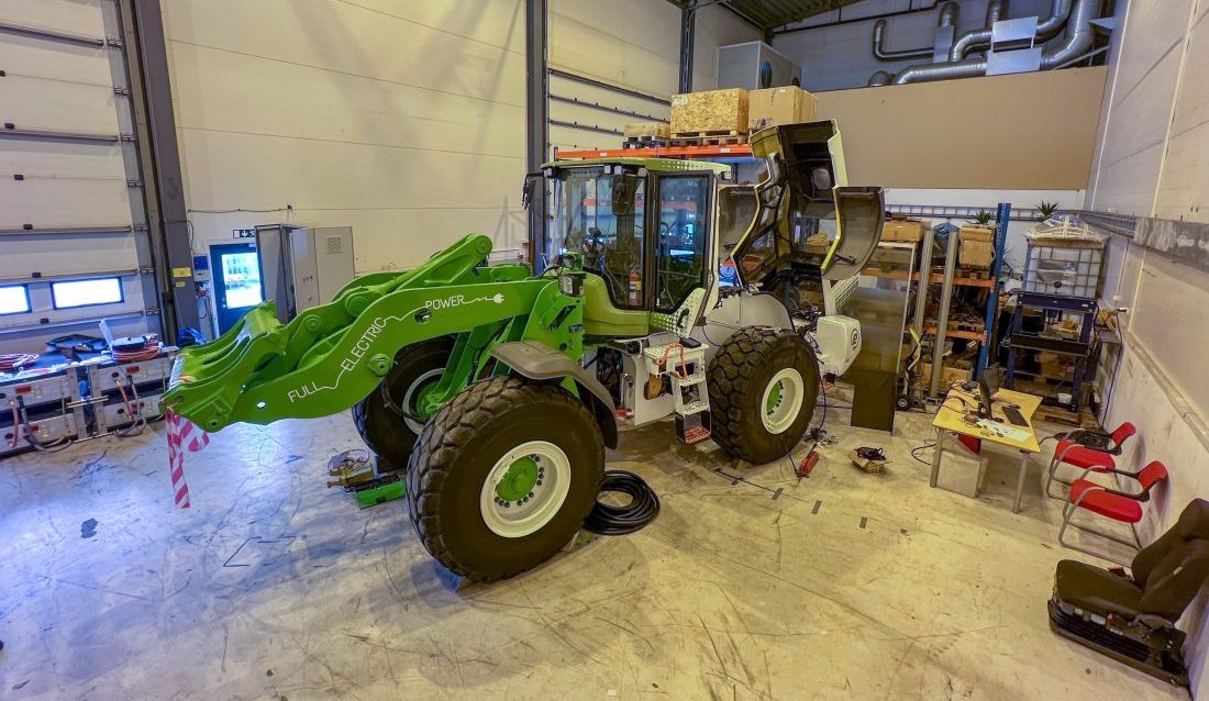 Hydraulikk-killer: Excess Engineering bygger om en Volvo L110 til batterielektrisk drift og med elektriske sylindre (aktuatorer). (Foto: Njål Hagen)
