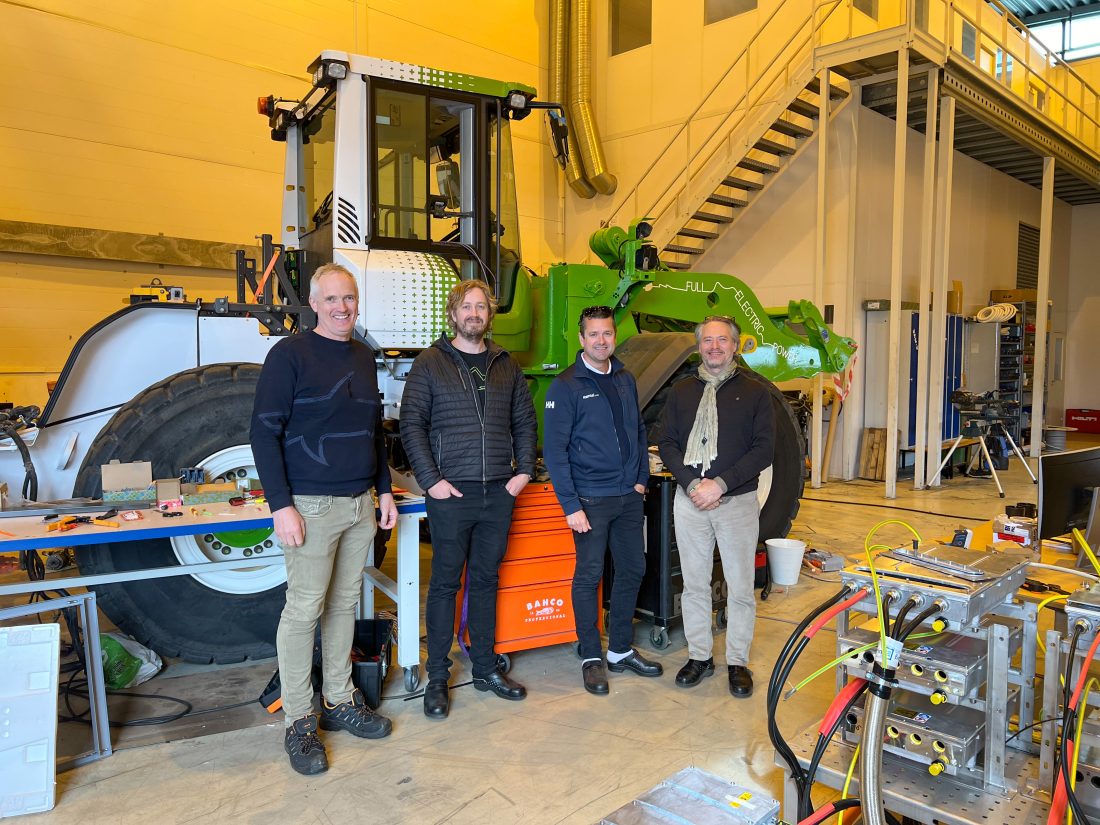 Hjullasterprosjektet er et samarbeid mellom Excess Engineering og Rental.one. Fra venstre: Ove Kalvatn, daglig leder i Excess Engineering, Tor Olav Undheim, ansvar for bærekraft hos Rental.one, Kjetil Friestad, daglig leder i Rental.one, og Ole Gabriel Kverneland, daglig leder i Kverneland Industrier. (Foto: Njål Hagen)