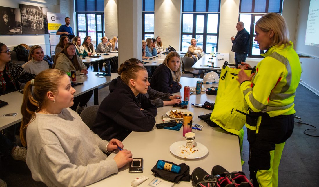 Representanter fra Ahlsell viste fram arbeidsklær spesielt tilpasset kvinner. (Foto: Runar F. Daler)