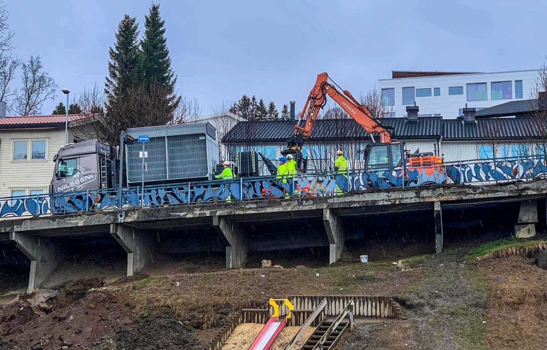 Tidens tann hadde tæret kraftig på den gamle brokonstruksjonen, og det ble etter hvert et prekært behov for oppgradering. Her kan man også se blå kunstrekkverket langs veien. Det skal nå gjenbrukes et annet sted i området, mens den nye veien får et nytt bybrorekkverk. (Foto: Maskinentreprenør Herbjørn Nilssen AS)