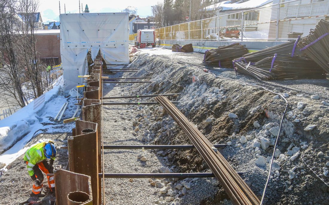 Den 130 meter lange «broa» og de 35 bropilarene er nå revet, og erstattet av en 140 meter lang spuntvegg.(Foto: Runar F. Daler)