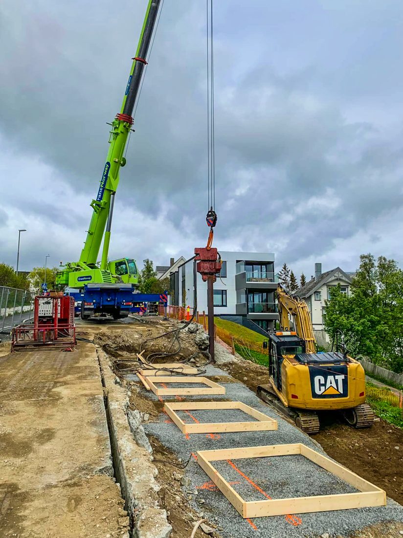 Bildet er fra juni i fjor. Her er første spuntnål satt ned. Hele linjen er forberedt for spunting, og første del av den gamle brokonstruksjonen er revet. (Foto: Maskinentreprenør Herbjørn Nilssen AS)