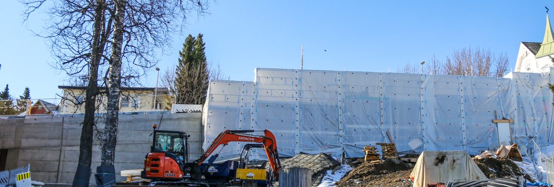 Når Anleggsmaskinen er på besøk i april, er spuntveggen ferdig for lengst, og entreprenøren holder på med å støpe betongen. Det foregår inne i et stort telt, for å holde temperaturen for støping oppe når det er kaldt ute. (Foto: Runar F. Daler)