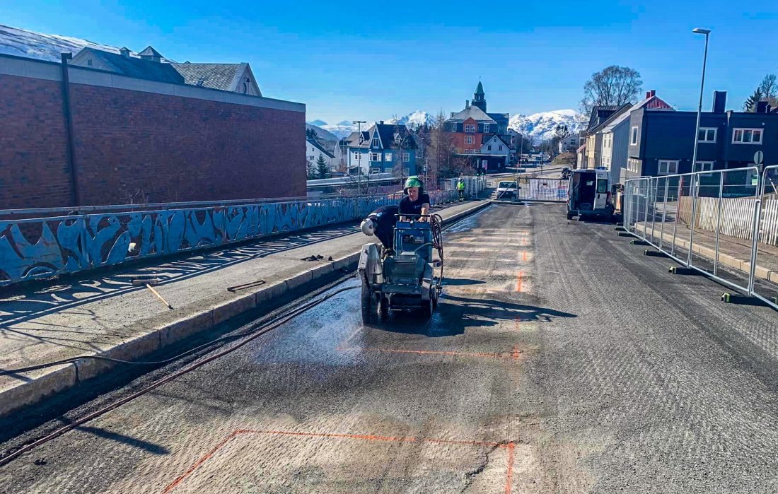 Her sages det hull i brodekket for å kunne montere forankringsklosser. Bildet er fra mai 2023. (Foto: Maskinentreprenør Herbjørn Nilssen AS)