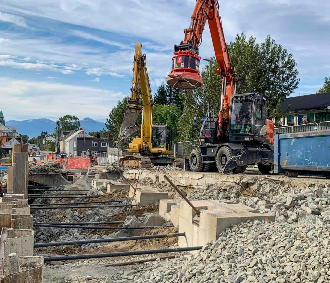 Knusing og sortering av betong og armeringsjern. Man kan man tydelig se forankringskolssene, og stagene som går derfra og ut til spuntveggen. (Foto: Maskinentreprenør Herbjørn Nilssen AS)