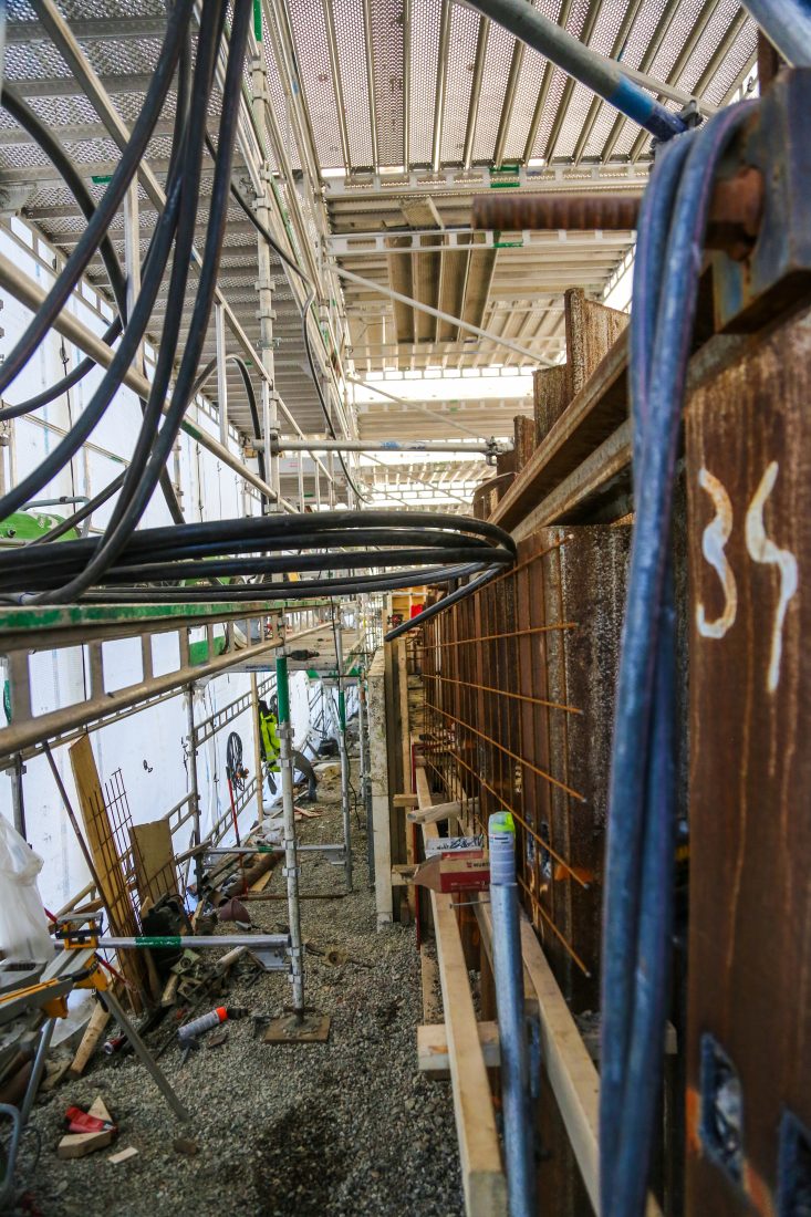 Inni det nesten 40 meter lange teltet pågår støping av betongveggen. Her kan det støpes med jevn temperatur, uten å måtte ta hensyn til vær og vind. (Foto: Runar F. Daler)
