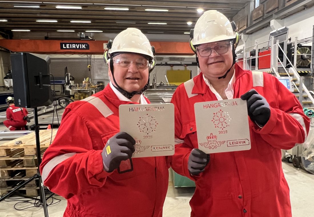 Svært fornøyde med å være i gang med byggingen av Hangarbrua! Kjell Inge Davik, utbyggingsdirektør i Statens vegvesen og Torstein Ryeng, prosjektleder, fikk med seg en fin aluminiumsplakett fra byggestarten hos Leirvik AS. (Foto: Linda Grønstad/Statens vegvesen)
