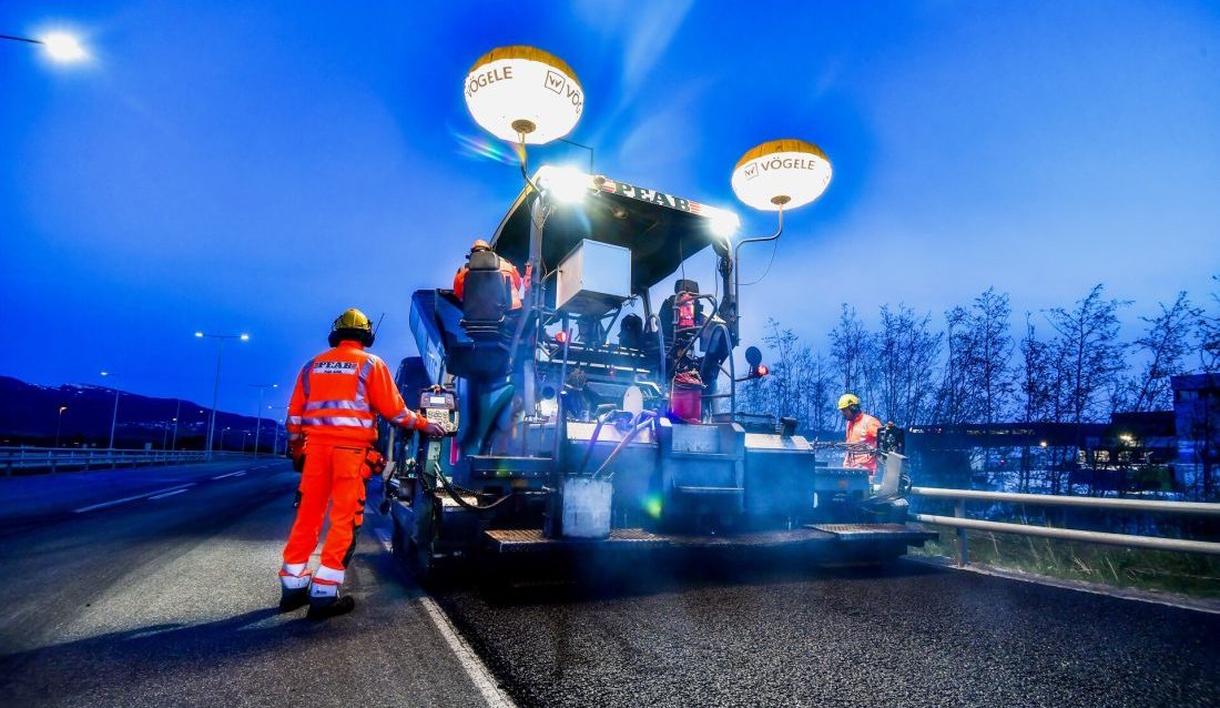 CO2-utslippene fra asfalt er kraftig redusert. (Foto: Knut Opeide, Statens vegvesen)