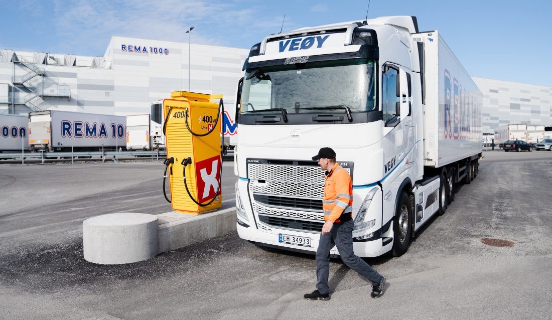 Uno-X Mobility har etablert sin første offentlig tilgjengelige ladestasjon for tungtransport på Vinterbro. (Foto: Wordup)