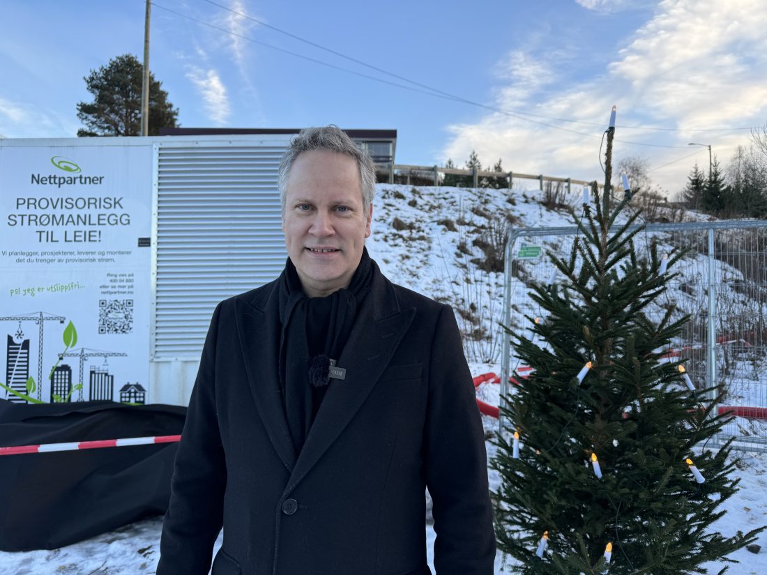 Samferdselsminister Jon-Ivar Nygård avduket i desember en av nettstasjonene som Statens vegvesen bruker i byggingen av ny miljøgate i Gran sentrum. Dette gjøres tilnærmet utslippsfritt. Pilotprosjektet fikk midler i 2023, og fullføres før jul i 2024. (Foto: Samferdselsdepartementet)