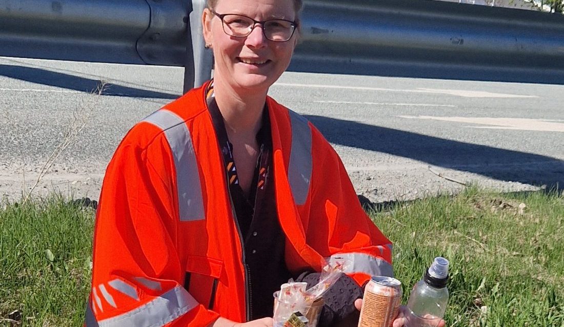 Miljørådgiver Hanne Mørch beklager at Statens vegvesen må bruke ressurser på å plukke søppel som folk kaster fra bilene. (Foto: Camilla Wangsmo Westvik, Statens vegvesen)