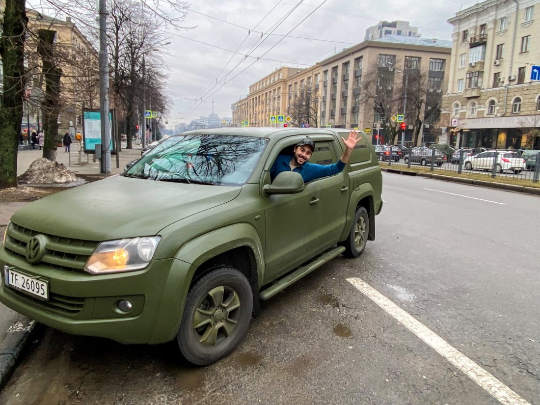 Amaroken ankommer Kharkiv helt øst i Ukraina. Sjåfør er Fredrik Tronhuus, som til daglig er kommunikasjonssjef i MEF. (Privat foto)