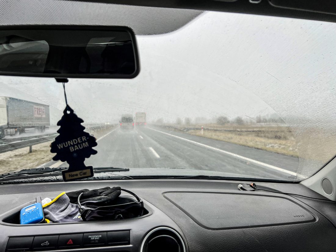 Det er lange dager på landeveien for å tilbakelegge 3 000 km fra Østlandet til fronten i Øst-Ukraina. (Foto: Fredrik Tronhuus)