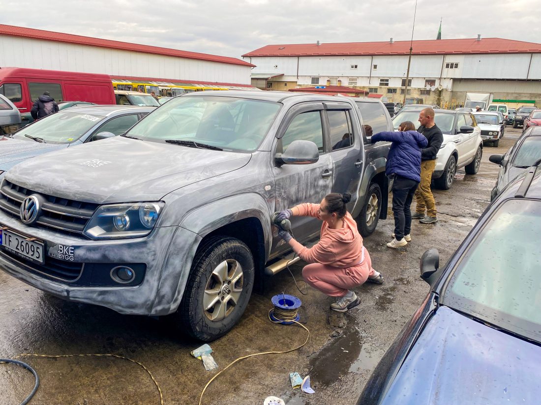 Et sted vest i Ukraina klargjøres bilen for tjeneste på fronten og slipes og lakkes i militærgrønt. (Foto: Fredrik Tronhuus)