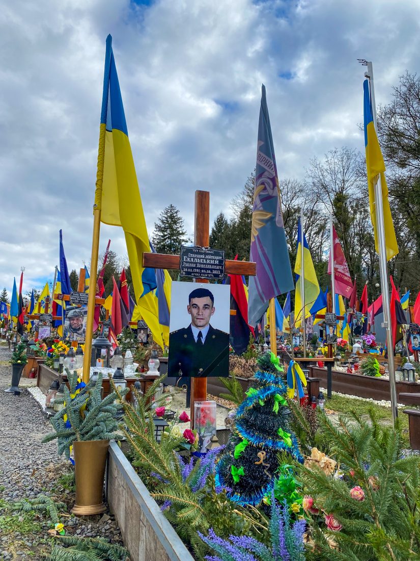 Kirkegårder med bilder av unge falne og avdelingsflagg er er vanlig syn i alle byer og landsbyer i Ukraina nå. Her fra Lviv og en fallen soldat som er født samme år som Fredrik Tronhuus i MEF. (Foto: Fredrik Tronhuus)