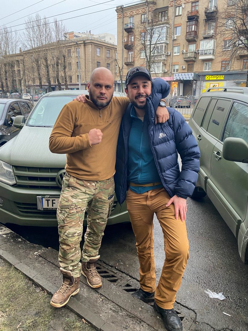 Bilen overleveres ukrainske styrker og ved nestkommanderende i 24th Separate Assault Battalion.(Privat foto)