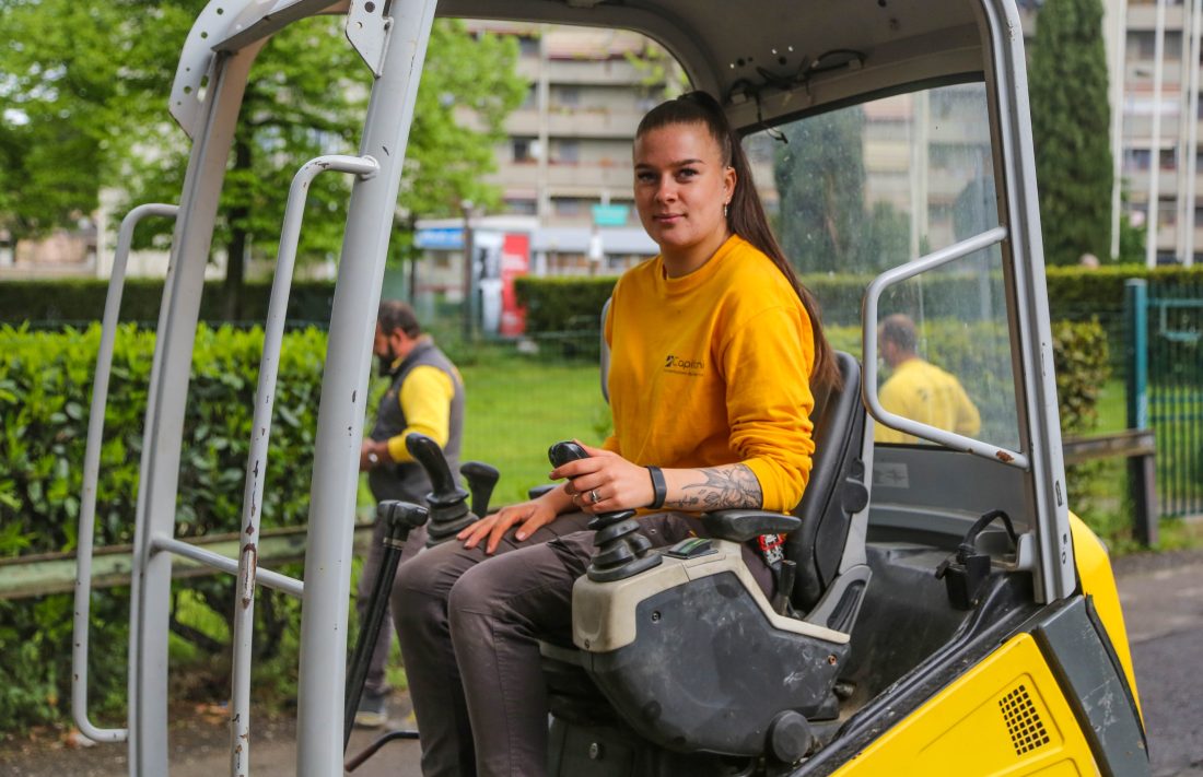 Ine Marie Kvamstad (22), som til vanlig er anleggsmaskinførerlærling hos Tore Løkke AS i Åfjord i Trøndelag, har funnet seg godt til rette i den italienske anleggsbedriften Capotoni. (Foto: Runar F. Daler)