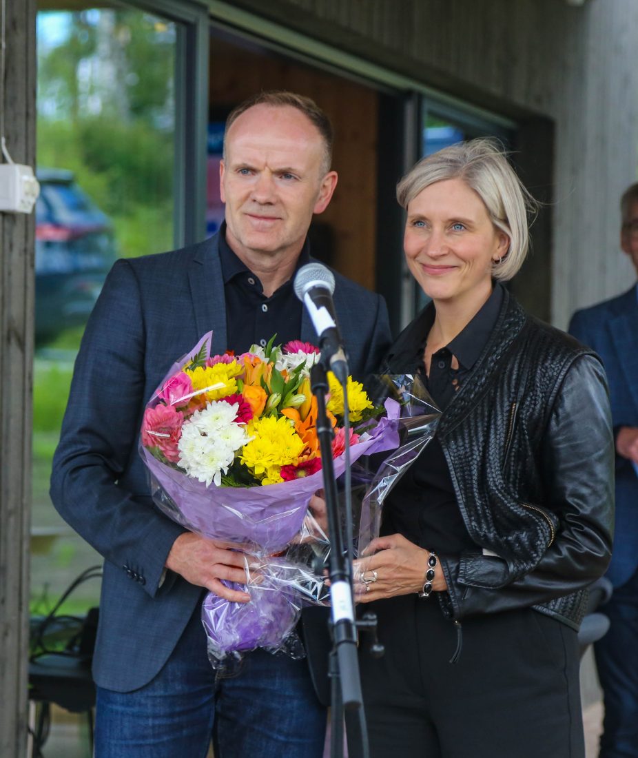 Daglig leder ved det nye vannsenteret, Sjur Tveite, fikk blomster av rektor ved NMBU, Siri Fjellheim. (Foto: Runar F. Daler)