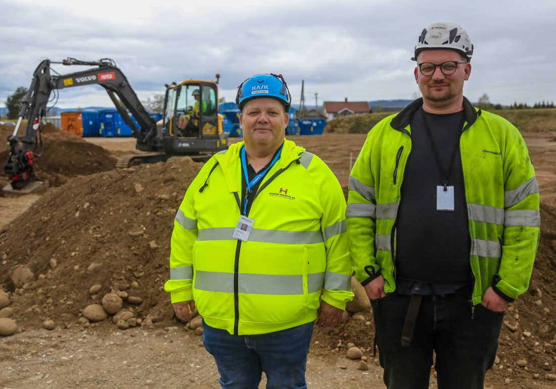 Torben Olsen (t.v) og Anders Viken, henholdsvis leder og medlem av fagopplæringsnemda for anleggsmaskinførerfaget i Akershus. (Foto: Runar F. Daler)