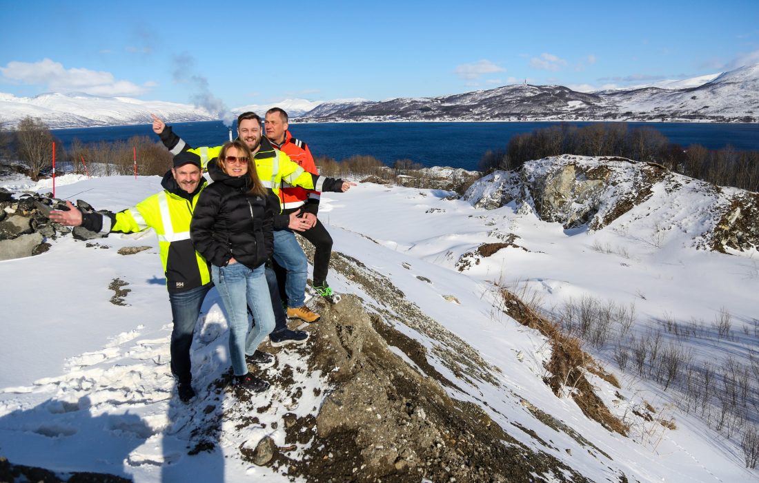 HER BØR DEPONIET LIGGE: En gjenåpning av Ørndalen for deponering av rene overskuddsmasser, vil være det viktigste tiltaket for å redusere CO2 fra anleggsbransjen i Tromsø. Det mener (fra venstre): Herbjørn Nilssen (daglig leder Maskinentreprenør Herbjørn Nilssen AS), Jorunn Nyheim (distriktssjef Maskinentreprenørenes Forbund i Troms), Kenneth Kristiansen (daglig leder Maskinentreprenør Stig Kristiansen AS og styreleder i MEF Troms) og Jon Egil Sørensen (daglig leder i Einar Sørensen Maskinentreprenør AS), samt en samlet bransje for øvrig. (Foto: Runar F. Daler)