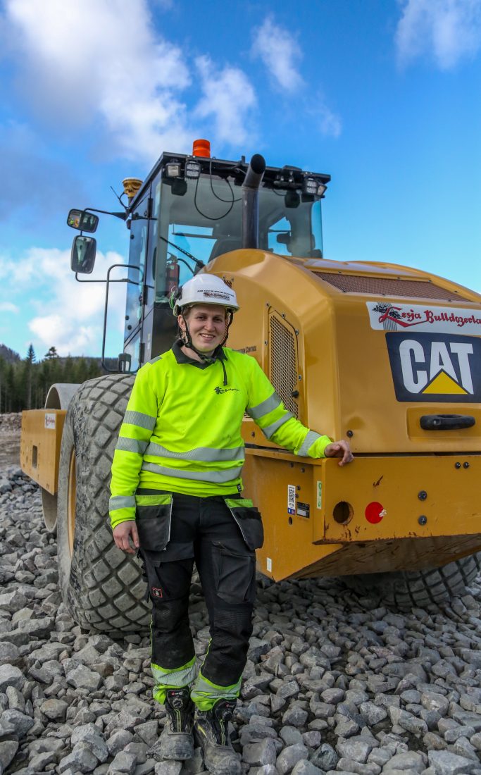 Anne Kristine Brekken Hoksvold angrer ikke på at hun byttet bransje. Hun stortrives nå som lærling i Lesja Bulldozerlag. (Foto: Runar F. Daler)