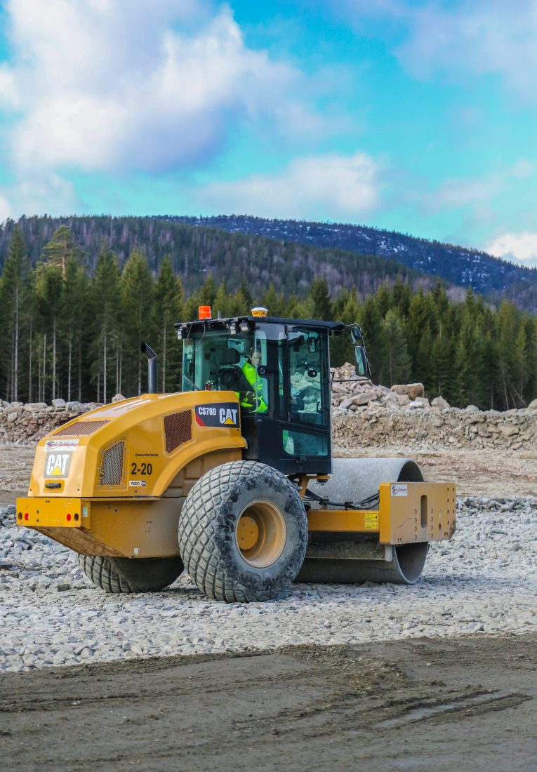 På anleggsprosjektet Anne Kristine er på utenfor Skien, der Google skal bygge sitt nye datasenter, går det mest i masseforflytning, og hun kjører mest vals foreløpig. (Foto: Runar F. Daler)