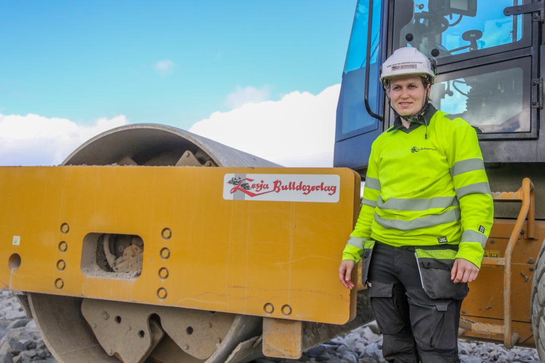 – Jeg får styre veldig mye selv, samtidig som jeg jo er avhengig av å få veiledning og hjelp. Men her er det heldigvis mange trivelige folk som er villige til å lære bort, forteller hun fornøyd.(Foto: Runar F. Daler)