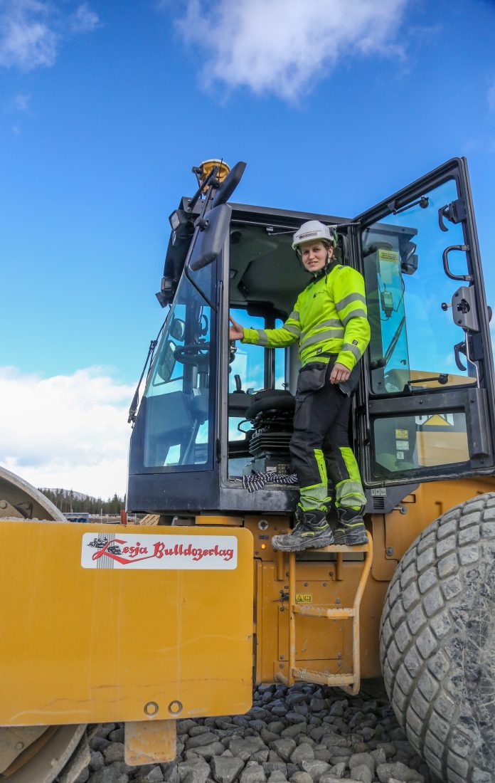 – Her i Lesja Bulldozerlag er det veldig stort fokus på at man skal trives på jobb, og jeg har hatt det veldig bra her så langt, sier Anne Kristine. (Foto: Runar F. Daler)