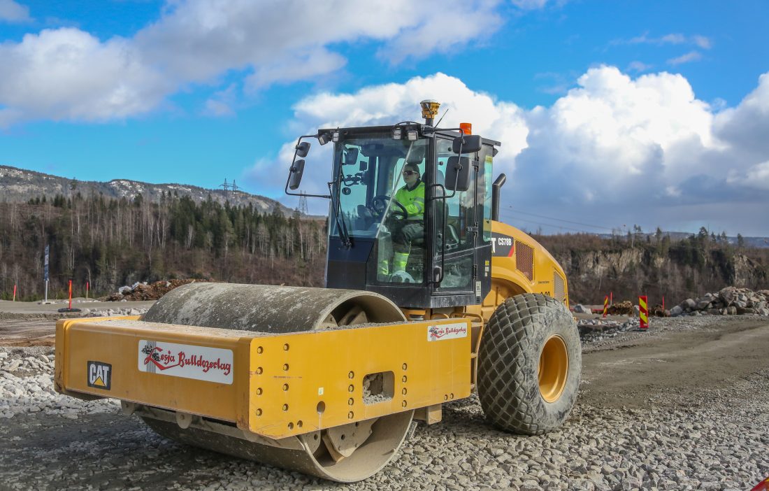 De første månedene i Lesja Bulldozerlag var hun grunnarbeider på ulike prosjekter, men mot slutten av året ble det mer maskinkjøring. Det har blitt noen timer i både gravemaskin, hjullaster og dumper, men mest i denne valsen. (Foto: Runar F. Daler)