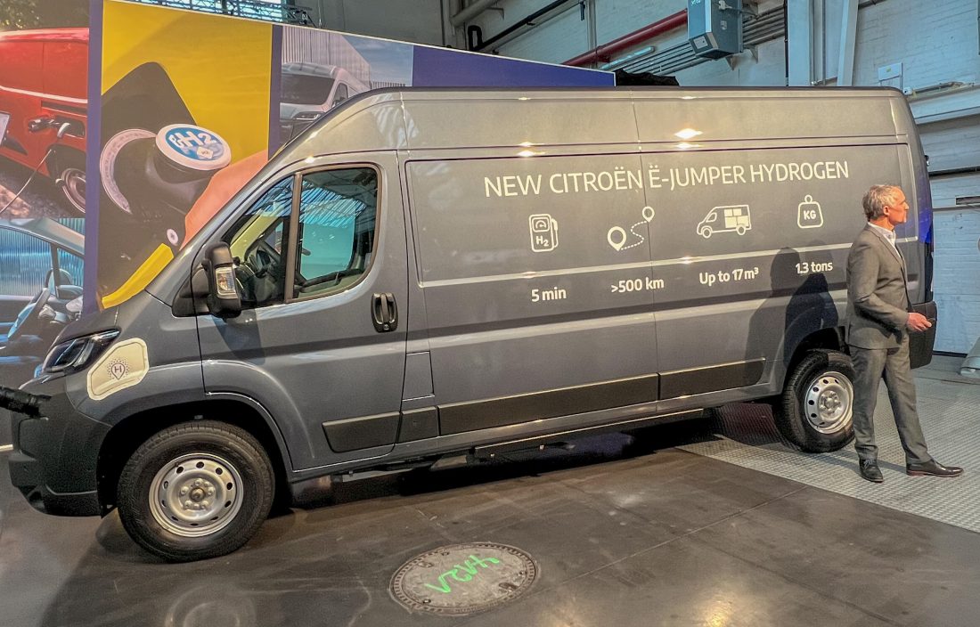 Det ble også vist frem en modell med hydrogenbrenselscelle. Det ble oss fortalt at det snart kommer flere modeller, men at disse foreløpig ikke er aktuelle for Norge. (Foto: Njål Hagen)