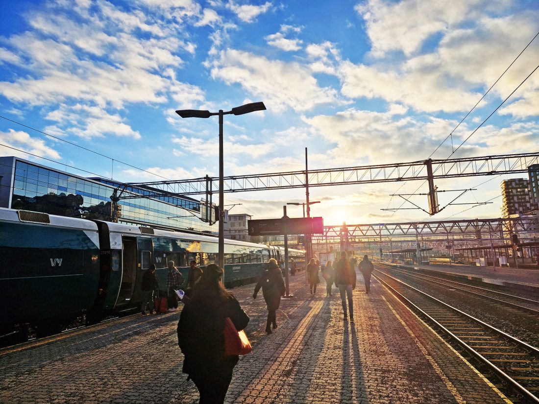 Over tid har antall togavganger og passasjerer på jernbanen økt betydelig, og på flere strekninger er kapasiteten sprengt, og togene kjører i kø. Dermed vil små feil spre seg raskt, og føre til at flere avganger blir forsinket. (Foto: Bane NOR)