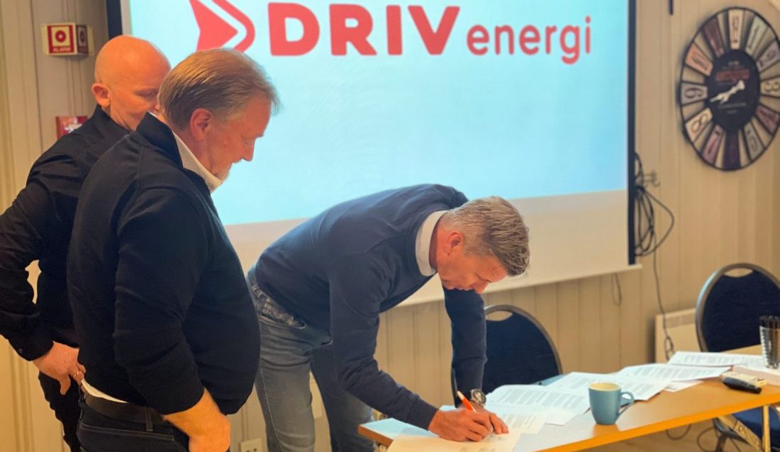 Fra signeringen: Her er det Ronny Morken, daglig leder i DRIV energi, som skriver under. Fra venstre står daglig leder i Jæren Olje, Brigt Vold, og daglig leder i Agder Olje, Terje Vetås. (Foto: DRIV energi AS)