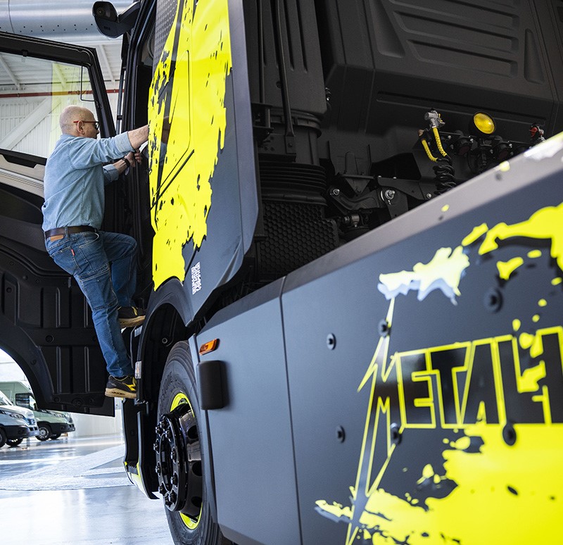 - Partnerskapet viser vår felles forpliktelse til å redusere CO2-utslipp, også i kultur- og underholdningsbransjen. Ved å støtte Metallicas turné, gjør Iveco arrangementet mer miljøvennlig og støtter bandets miljøengasjement, sier Håkan Jönsson, Business Director hos Iveco Nordics. (Foto: Iveco)