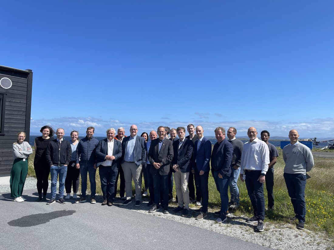 Ansatte i Statens vegvesen, Stangeland og Implenia var på plass da kontrakten skulle signeres på anleggskontoret på Kvitsøy. (Foto: Statens vegvesen)