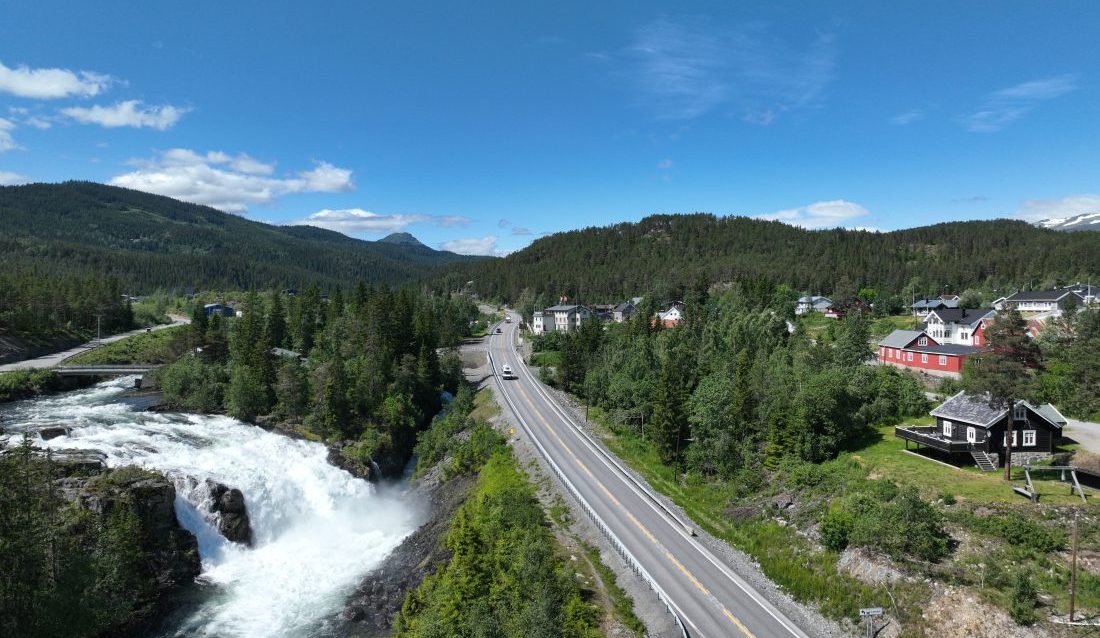 Ferdig utbedret E16 forbi Ryfoss i Vang kommune. (Foto: Marius Grøndahl/Statens vegvesen)