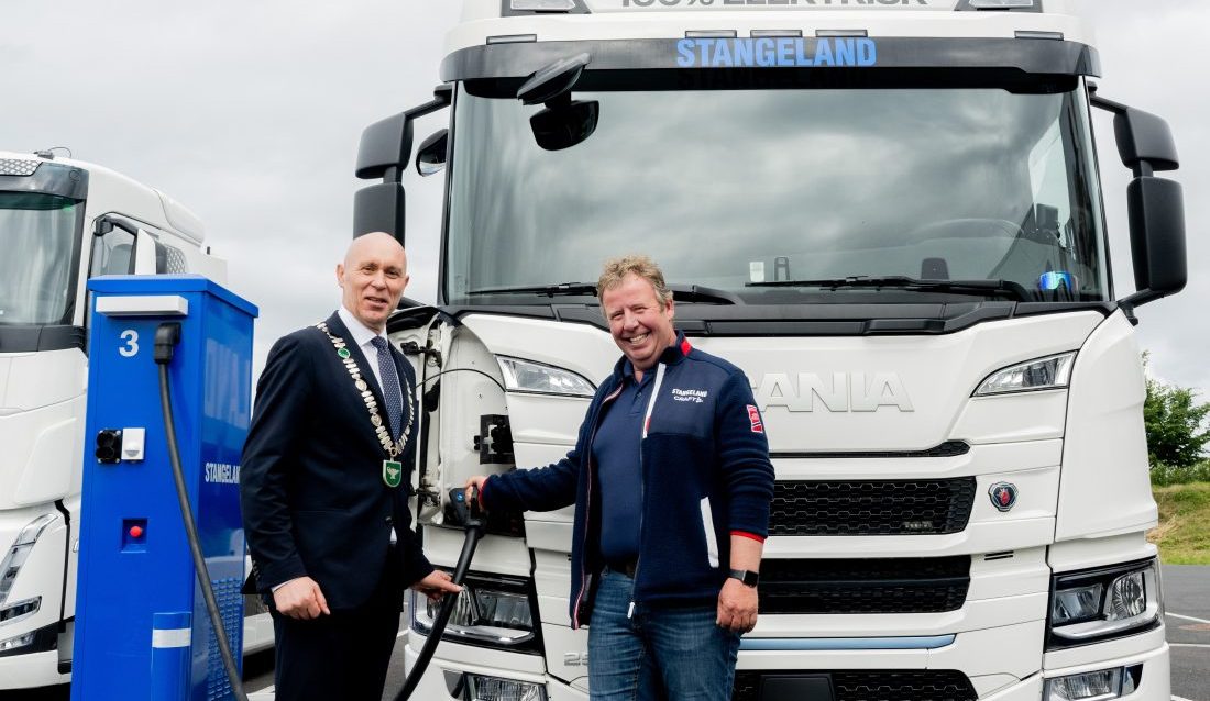 Tommy Stangeland, daglig leder i Stangeland Maskin, og Kenny Rettore, ordfører i Sandnes kommune. (Foto: Stangeland Maskin)