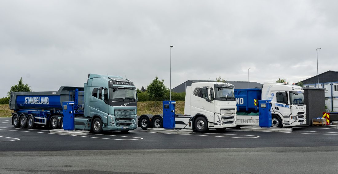 Ladetårnene gir ut 360kW effekt, til sammen 2MW, som gjør dette til regionens største ladestasjon for tunge kjøretøy. (Foto: Stangeland Maskin)