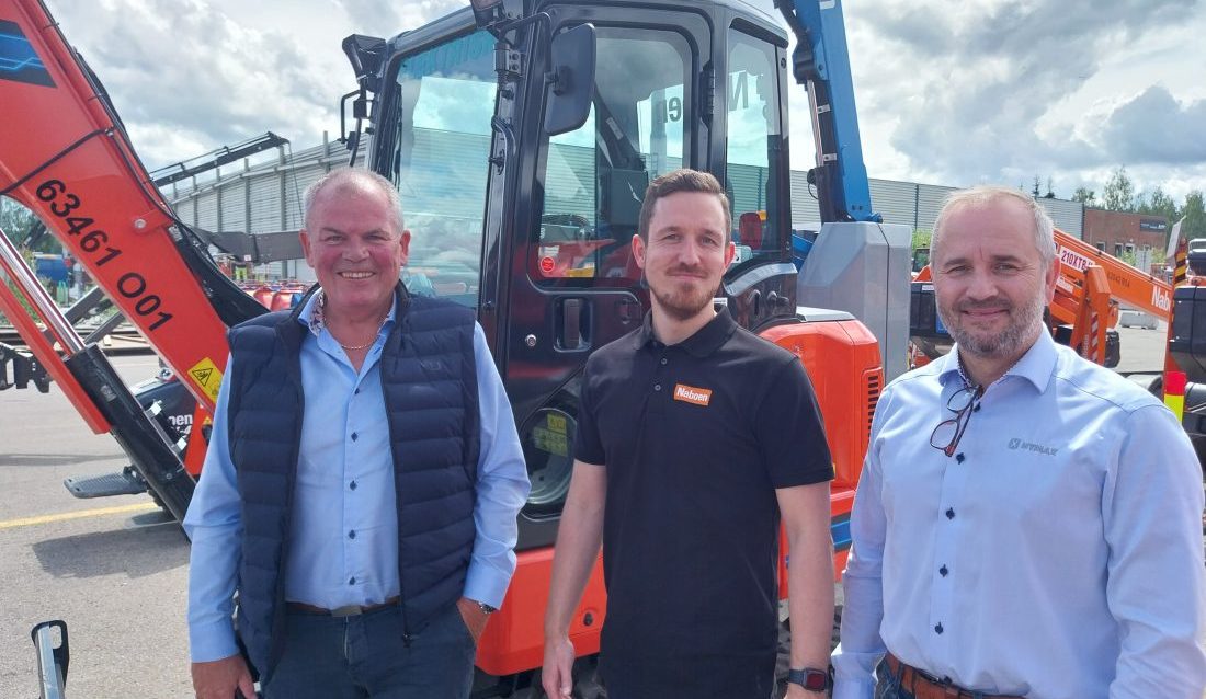 F.v. Jone Ølberg, Naboen, Sindre Meldal, Naboen, og Torgeir Nustadhaugen, Hymax, under overleveringen av Kubotas første batterielektriske graver. (Foto: Hymax)