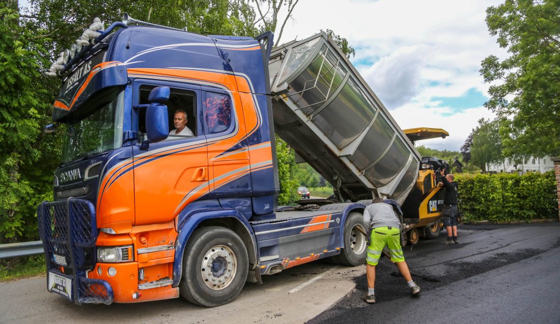 Asfalt AS har syv ansatte og legger mellom 25 000 og 35 000 tonn asfalt i året. (Foto: Runar F. Daler)