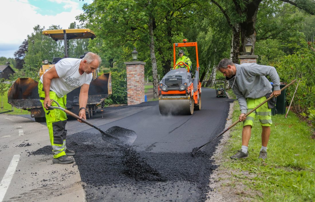 Da vi er på besøk, er Pål midt i et asfalteringsprosjekt på en relativt stor, privat gård utenfor Norges eldste by. Her sammen med sønnen Remi. (Foto: Runar F. Daler)