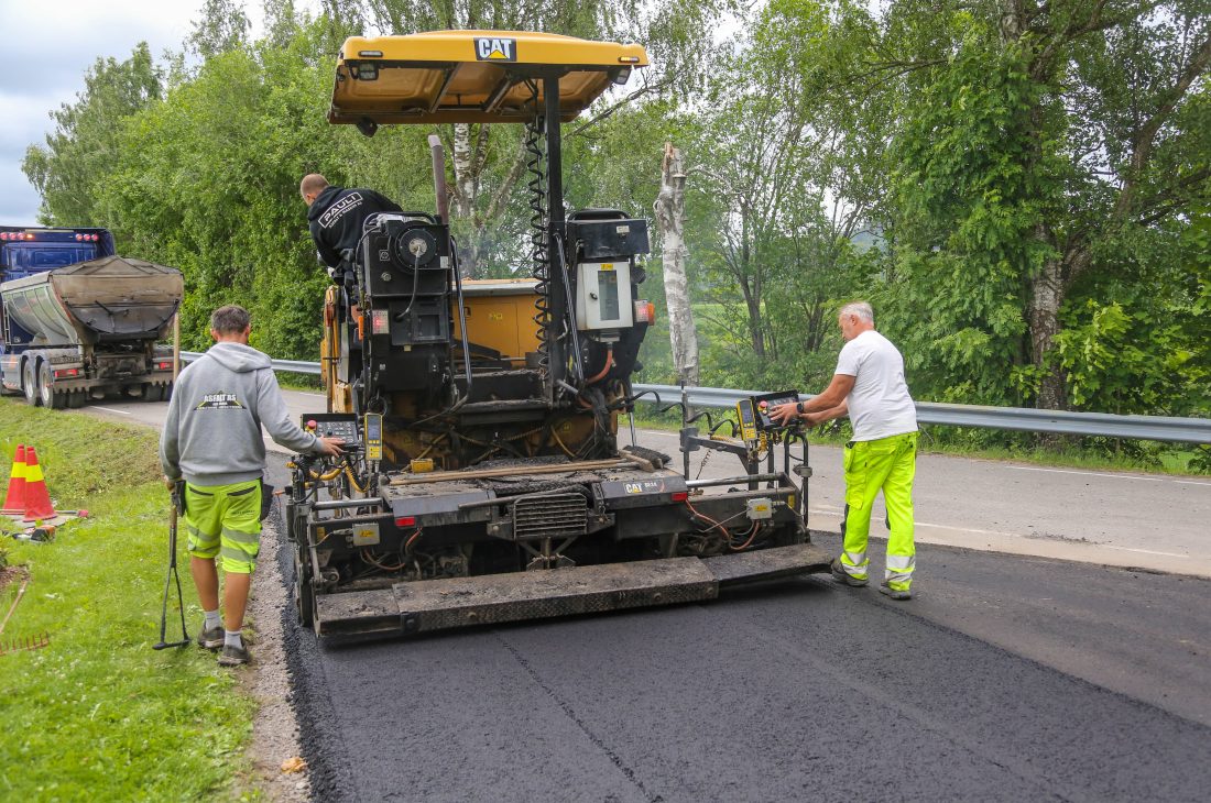 Asfaltgründeren er selv med på hele asfalteringsprosessen; han blander, kjører og legger ut asfalten. (Foto: Runar F. Daler)