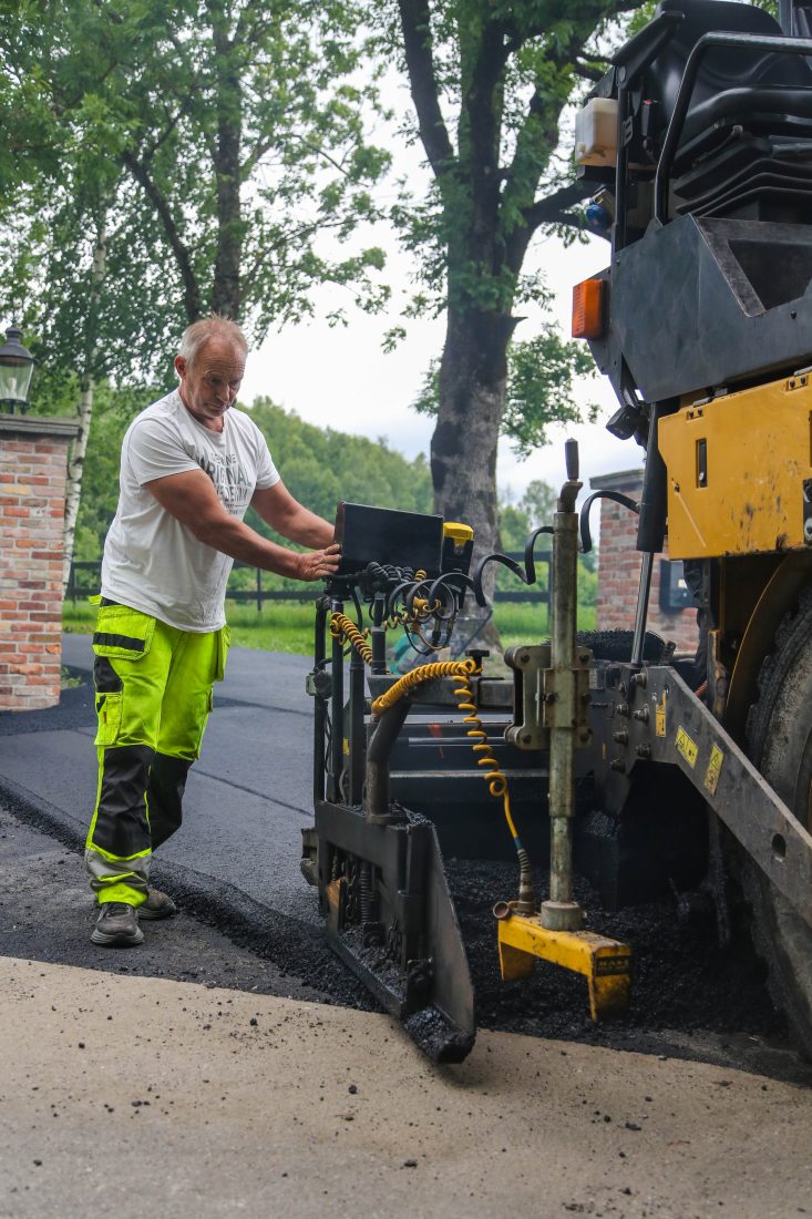 Han er opptatt av å gjøre en god og nøyaktig jobb. Det er viktigere enn reklame og markedsføring, mener han. (Foto: Runar F. Daler)
