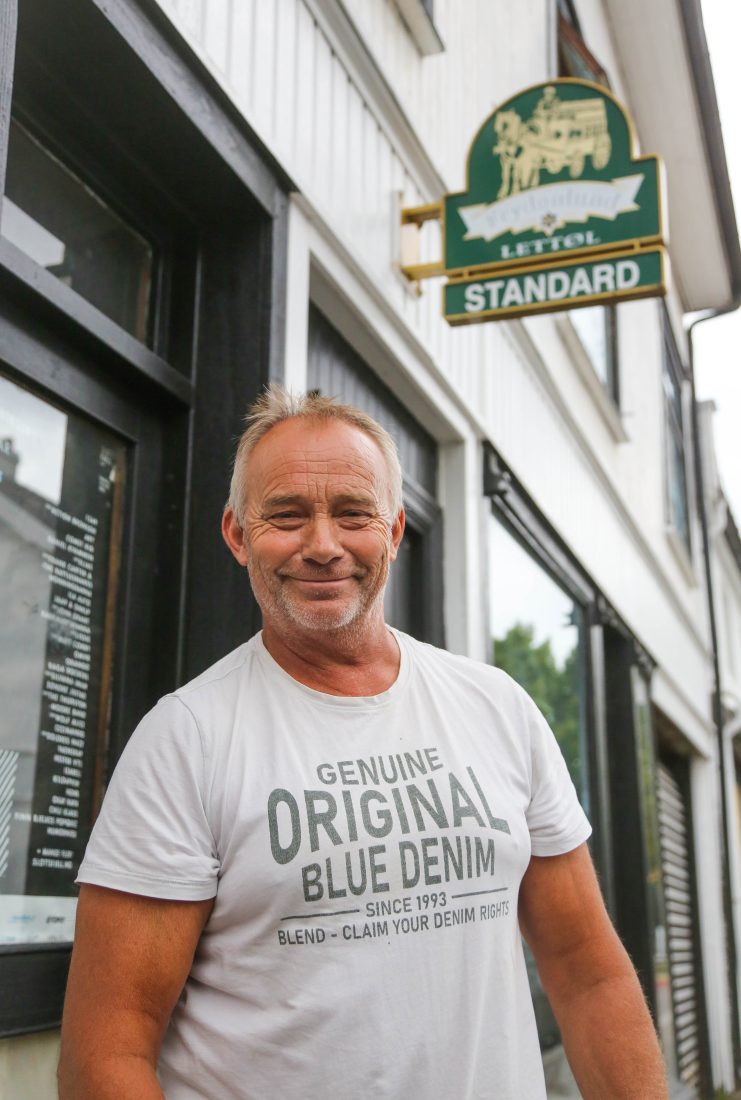 Her er han utenfor puben i sentrum av Tønsberg. Den ligger i andre etasje, og man kan faktisk risikere å gå rett forbi uten å legge merke til det. (Foto: Runar F. Daler)